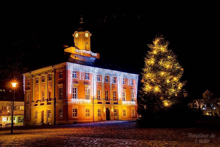 Marktplatz mit historischem Rathaus in Templin zur Weihnachtszeit