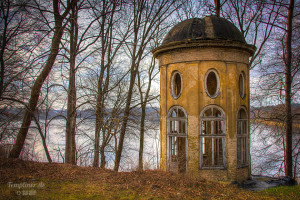 Alter Teepavillon mit Blick auf den Templiner See