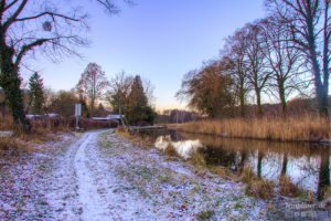 Weg zum spazieren gehen am Kanal im Winter