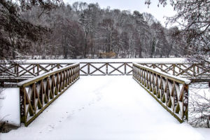 Steg am Stadtsee im Schnee