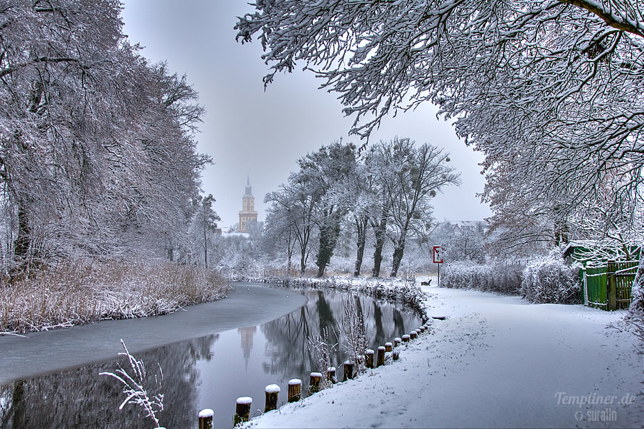 Winter am Kanal - Blick Richtung Stadt mit Kirchturm der Maria-Magdalenen-Kirche