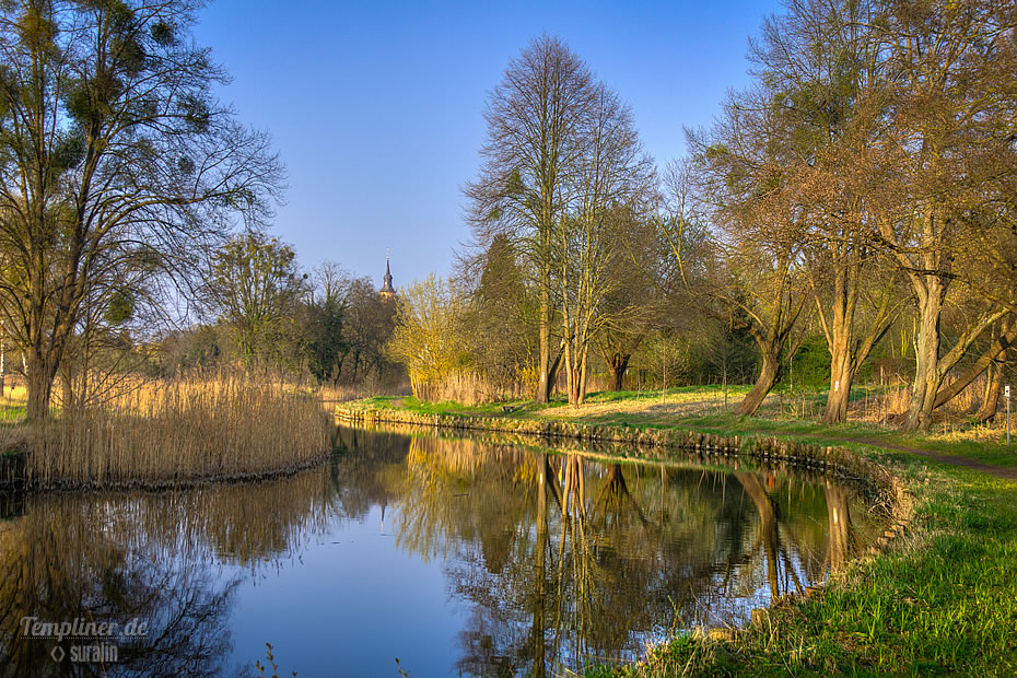 Frühlings-Ansicht: Templiner Kanal mit Kirche im Hintergrund
