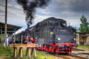 Alte Dampflok zieht Zug vom Bahnhof Templin