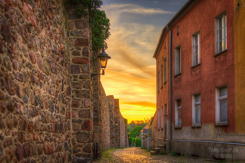 Gasse an der Stadtmauer vom Berliner Tor aus gesehen