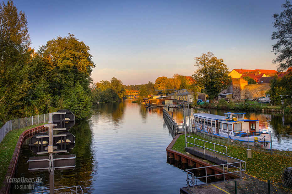 Abendstimmung mit Blick von der Schleusenbrücke zur Pionierbrücke