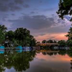 Pionierbrücke und Stadtsee am Abend