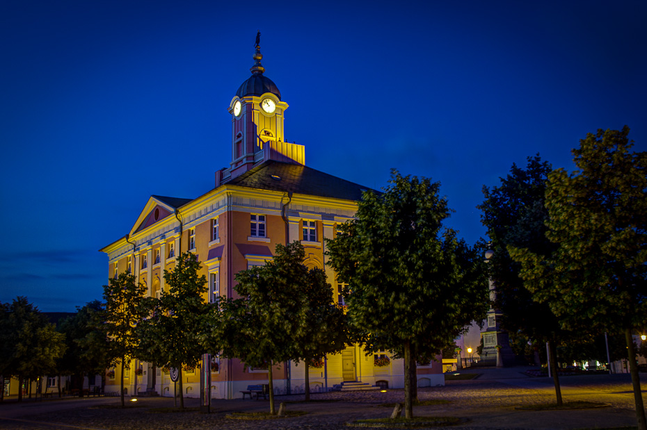Historisches Rathaus Templin bei Nacht